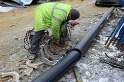 Коммунальщики ремонтируют водовод, пострадавший от обстрелов в Харькове
