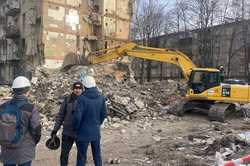 В Харькове возобновили поисковые работы в доме, куда вчера попала российская ракета