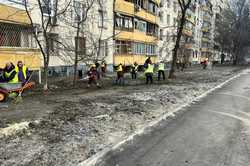 Коммунальщики начали убирать на местах прилетов в Харькове (ФОТО)