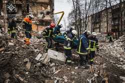 Работы на месте разрушенной российской ракетой пятиэтажки в Харькове завершены