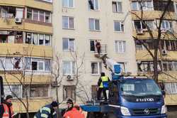 В Харькове оперативно забивают окна, вылетевшие от обстрелов Шахедами