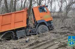 Под Харьковом водитель грузовика наехал на противотанковую мину