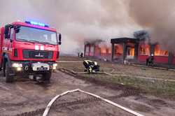 На Безлюдовке пламя окутало торговое здание: Спасатели вызывали подмогу (ФОТО)