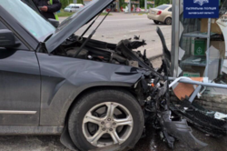 Під Харковом Mercedes врізався в автосервіс