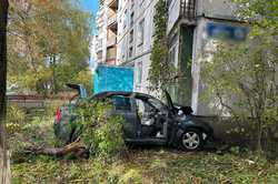 В Харькове автомобиль врезался в дом - есть погибшие и раненые