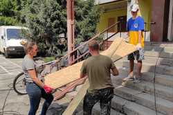 Волонтери у Харкові допомагають ліквідувати наслідки обстрілів та облаштовувати блокпости