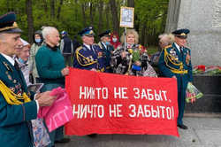 У Харкові на Меморіал Слави прийшли люди з червоними прапорами (ФОТО)