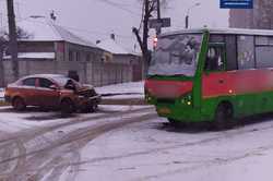 В Харкові на Основі маршрутка потрапила у ДТП