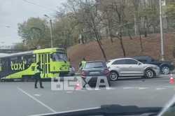 В центре Харькова на одном из спусков произошло ДТП (видео)