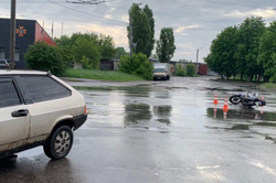 ДТП з потерпілими: у Харкові байкер потрапив під колеса легковика