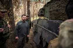 Президент Украины в Харьковской области осмотрел новые танки Leopard-2 и боевые машины пехоты CV-90