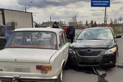 У Харкові поруч із зупинкою громадського транспорту сталася ДТП (Відео)