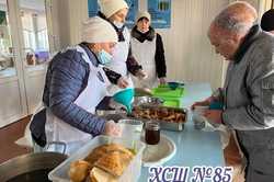 В двух районах Харькова показали, чем кормят в пунктах выдачи горячих обедов (ФОТО, АДРЕСА)