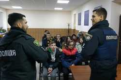 В Харкові шкільні офіцери патрульної поліції збирають учнів на онлайн урок