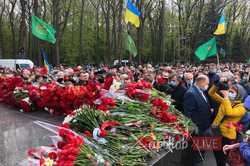 У Харкові сотні людей зібралися на Меморіалі Слави (ФОТО)