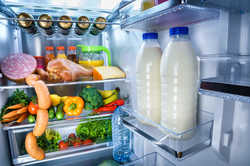 Чому сирі продукти та готові страви не можна ставити в холодильнику поряд 