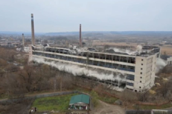 Кінець епохи: у мережі показали видовищне відео підриву фаянсового заводу під Харковом