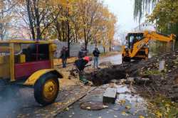 Пошкоджені від обстрілів водоводи продовжують відновлювати у Харкові