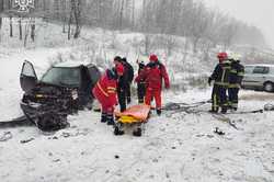 Под Харьковом произошла авария: спасателям пришлось разрезать автомобиль