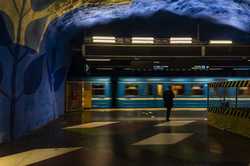 Харьковчане спасаются от обстрелов в метро: движение поездов остановлено (ФОТО)