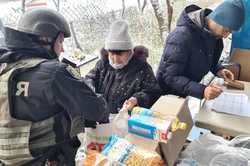 В одном из районов Харькова выдали гуманитарную помощь (ФОТО)