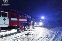 На Харьковщине в сугробы попадают автомобили и спецтранспорт