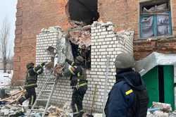 Російські військові обстріляли житловий будинок на Харківщині: є поранені та загиблі (ФОТО)