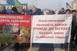 В центре Харькова на митинг вышли железнодорожники и охотники