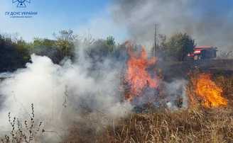На Куп'янщині загасили пожежі, спричинені ворожими обстрілами