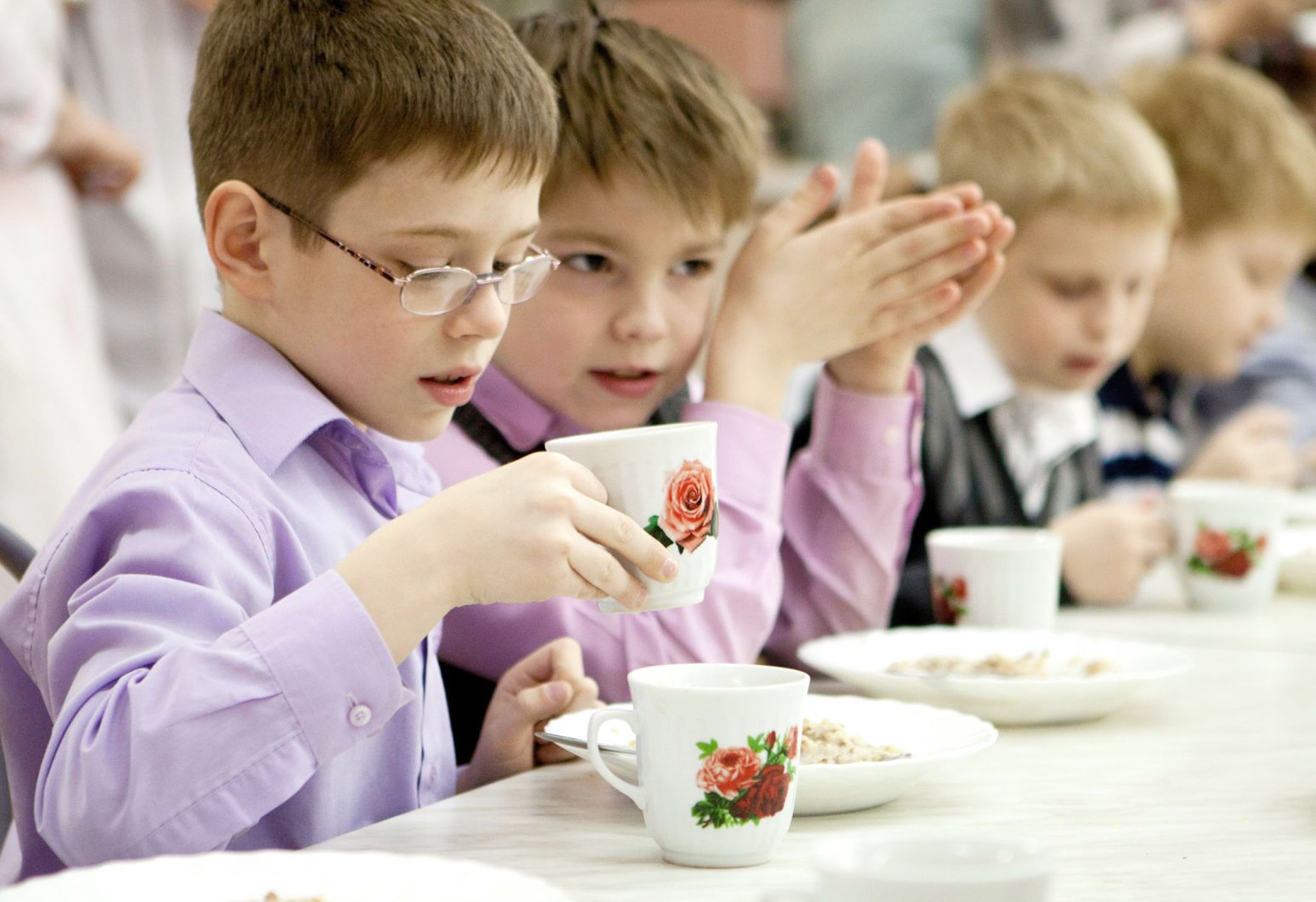Ребенок овз питание в школе. Школьники в столовой. Дети в столовой. Школьник за столом. Школьники едят в столовой.