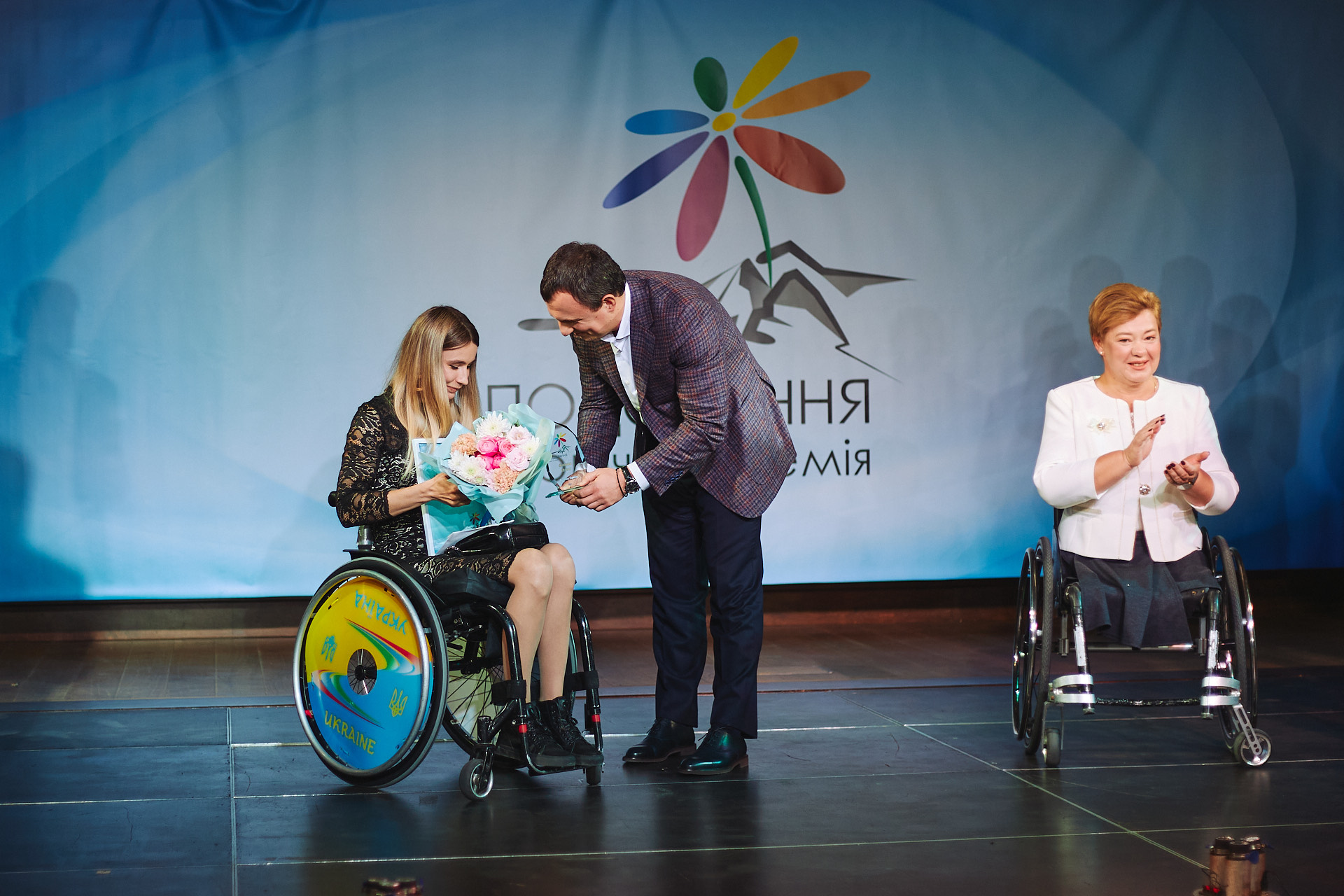 Андрей Спасский вручает премию людям с инвалидностью
